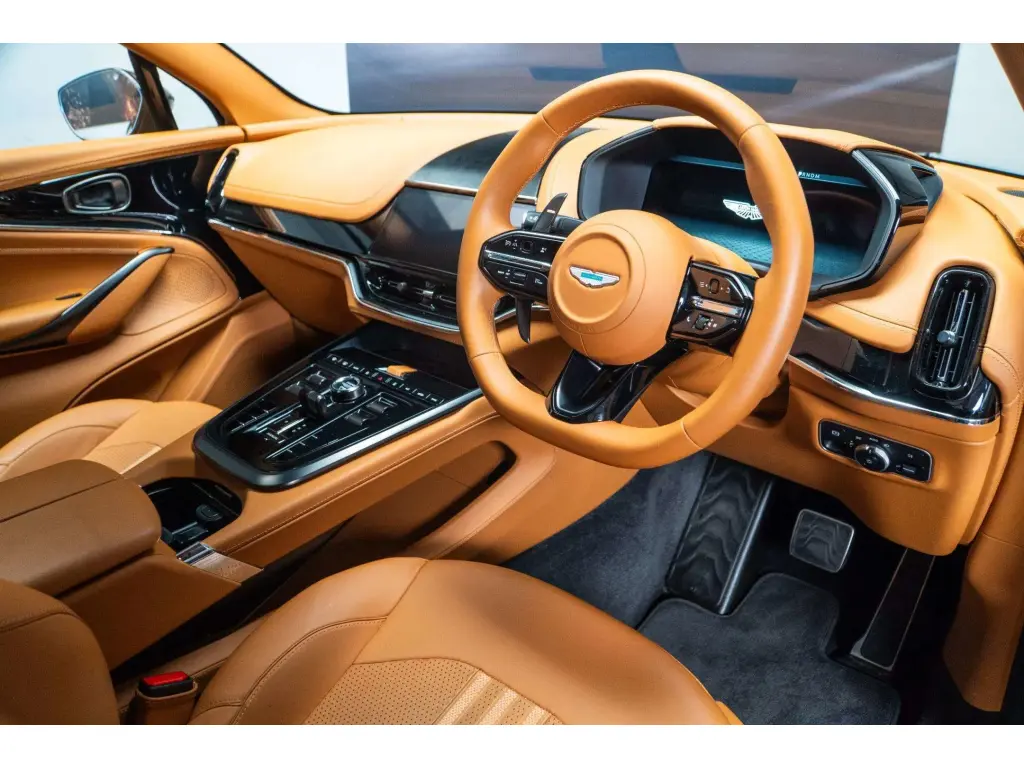 2025 DBX 707 SUV thumbnail vehicle image 2