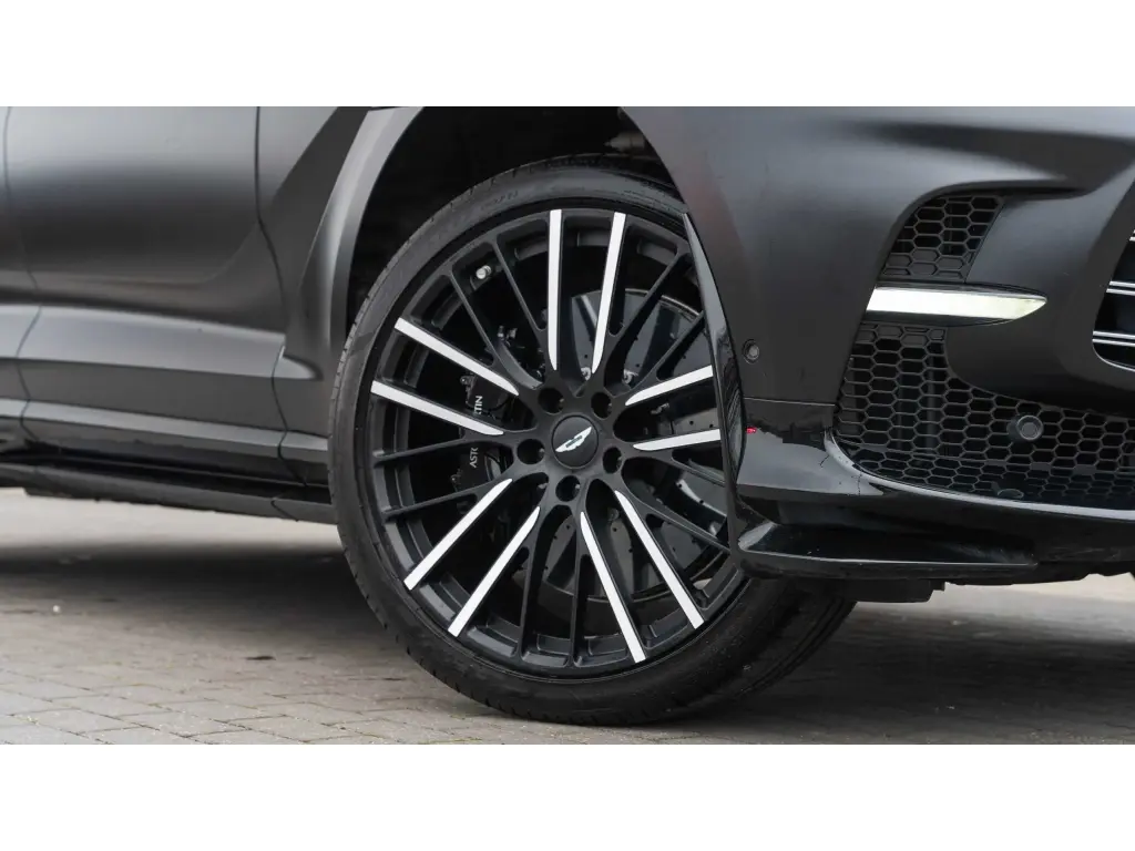 2025 DBX 707 SUV thumbnail vehicle image 3
