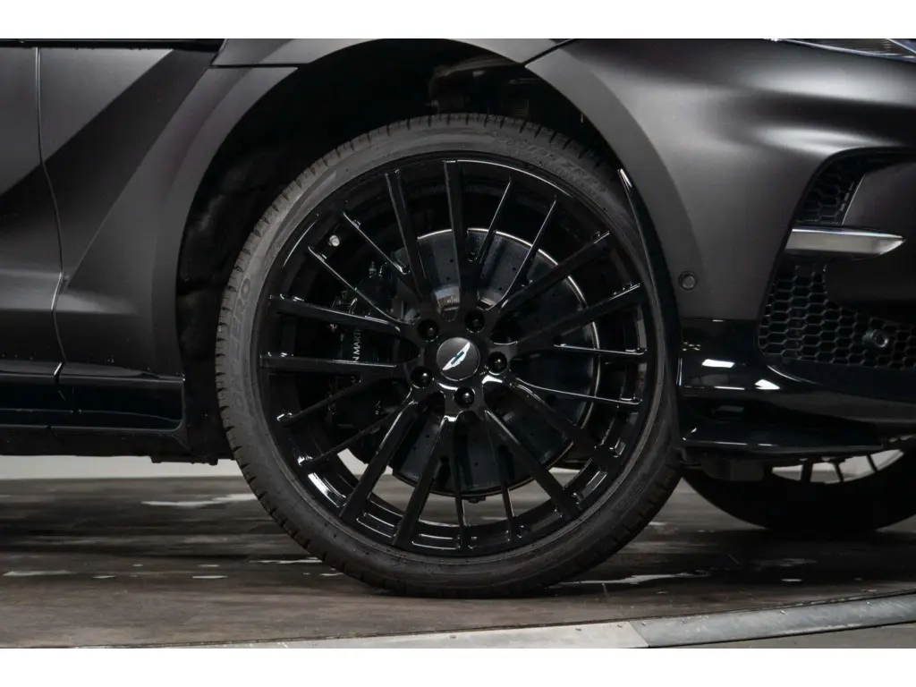 2025 DBX 707 SUV thumbnail vehicle image 3