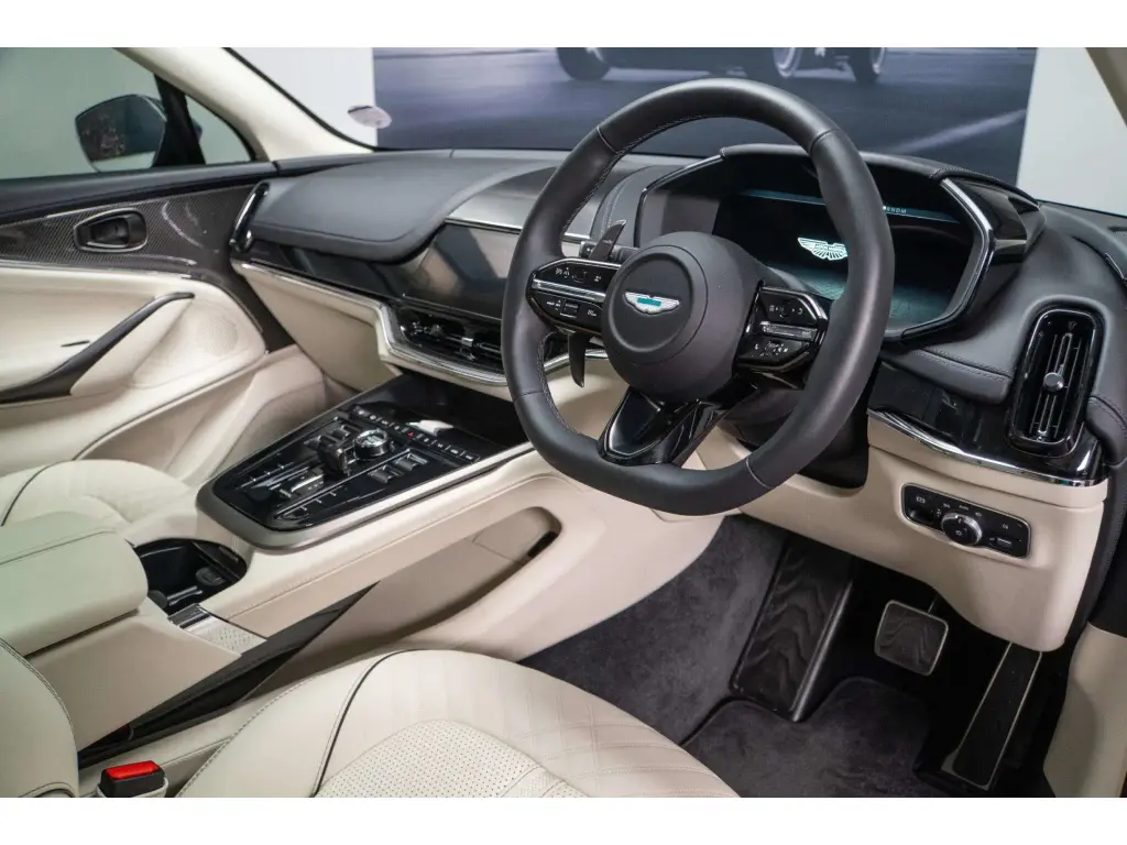 2025 DBX 707 SUV thumbnail vehicle image 2