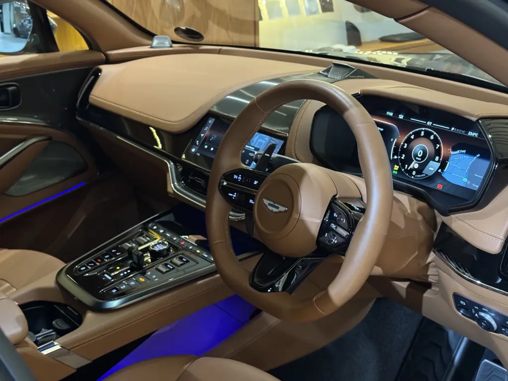 2025 DBX 707 SUV thumbnail vehicle image 2