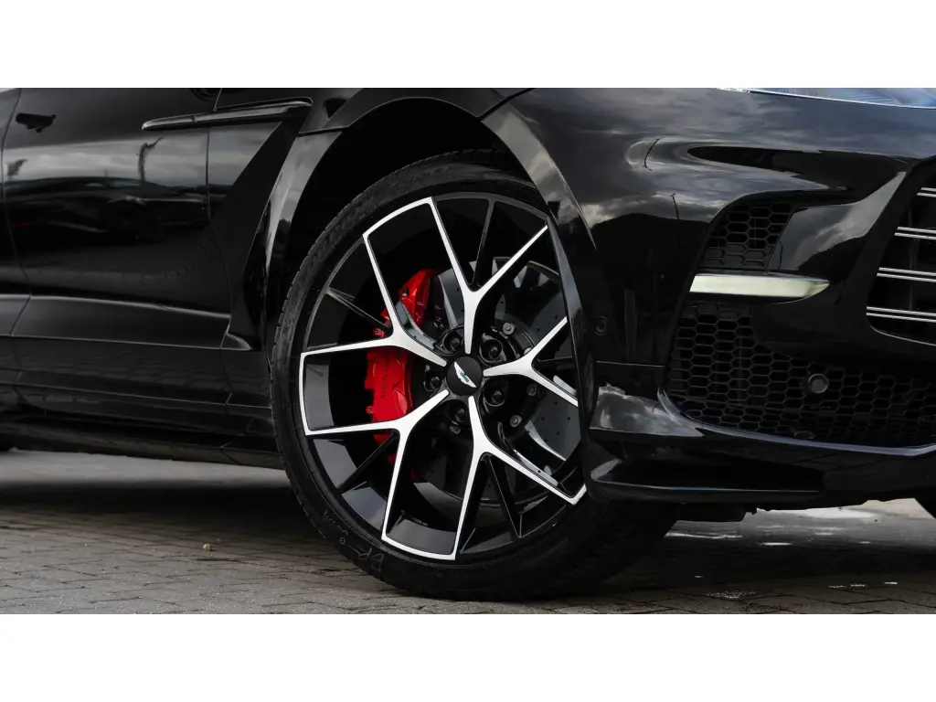 2025 DBX 707 SUV thumbnail vehicle image 3