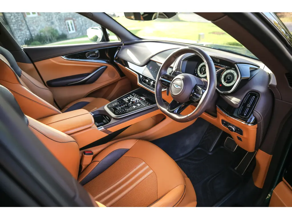 2025 DBX 707 SUV thumbnail vehicle image 2