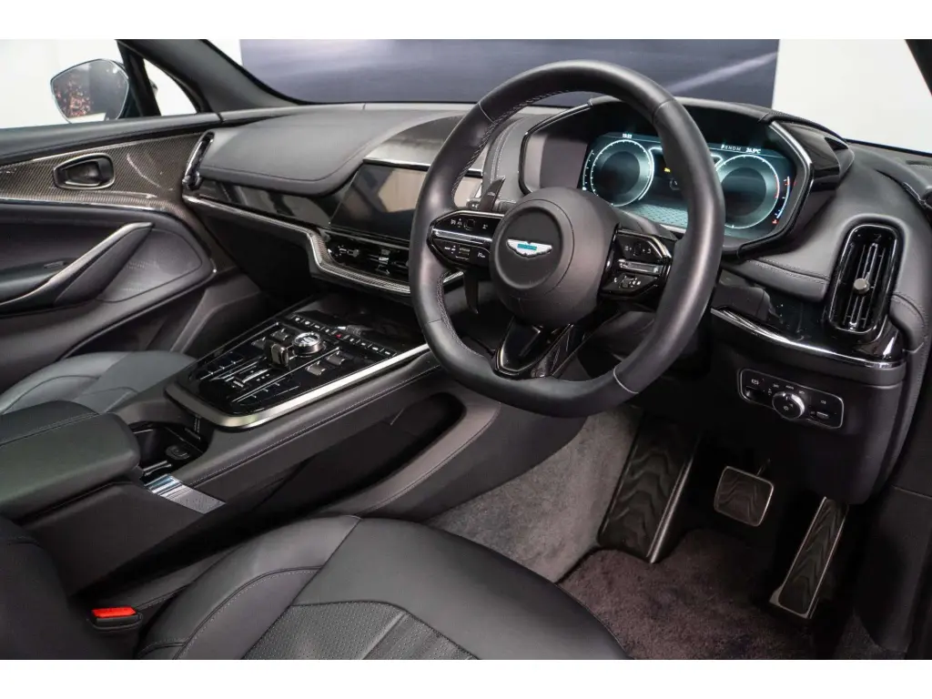 2025 DBX 707 SUV thumbnail vehicle image 2