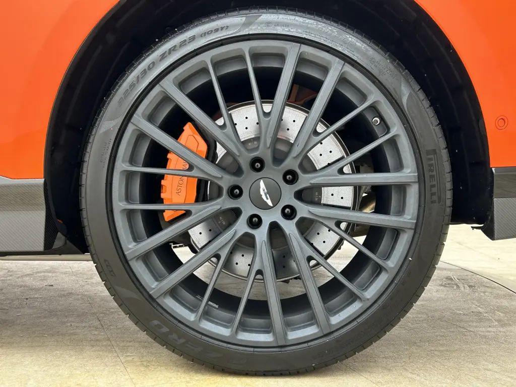 2025 DBX 707 SUV thumbnail vehicle image 3