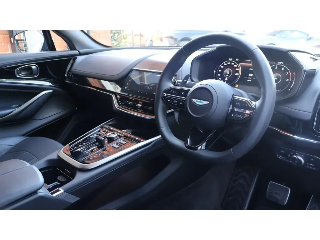 2025 DBX 707 SUV thumbnail vehicle image 2