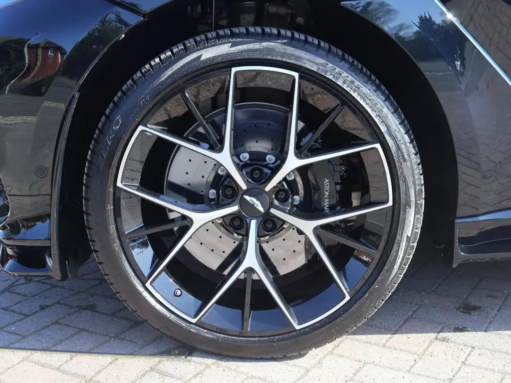 2025 DBX 707 SUV thumbnail vehicle image 3