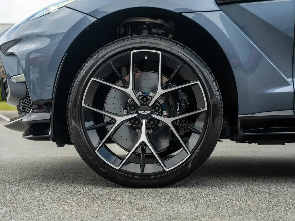 2025 DBX 707 SUV thumbnail vehicle image 3
