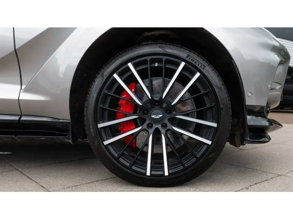 2025 DBX 707 SUV thumbnail vehicle image 3