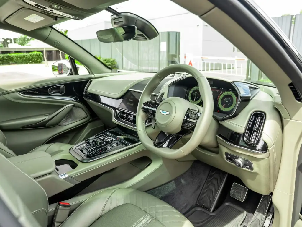 2025 DBX 707 SUV thumbnail vehicle image 2