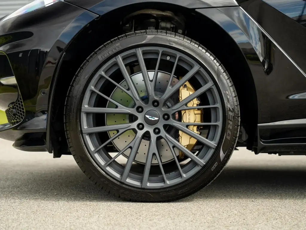 2025 DBX 707 SUV thumbnail vehicle image 3
