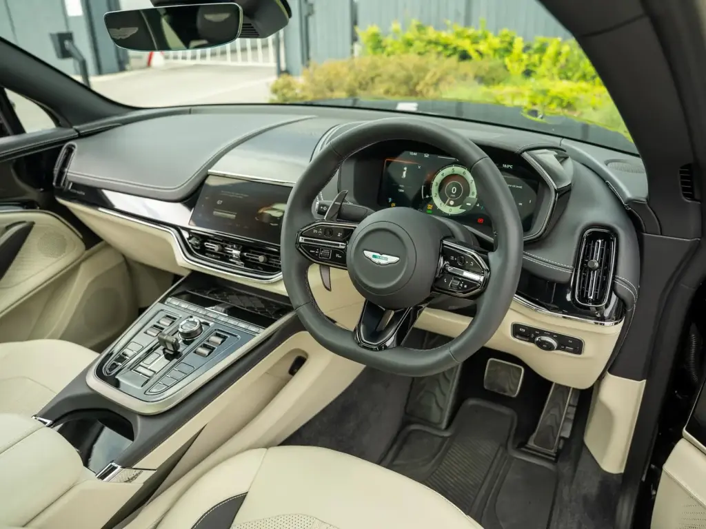 2025 DBX 707 SUV thumbnail vehicle image 2