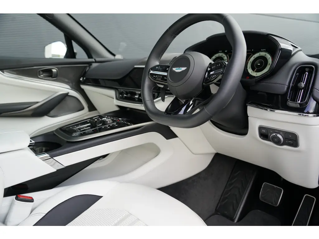 2025 DBX 707 SUV thumbnail vehicle image 2