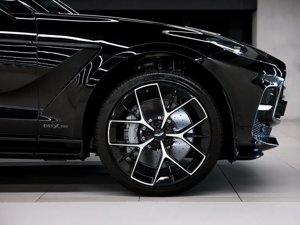 2025 DBX 707 SUV thumbnail vehicle image 3