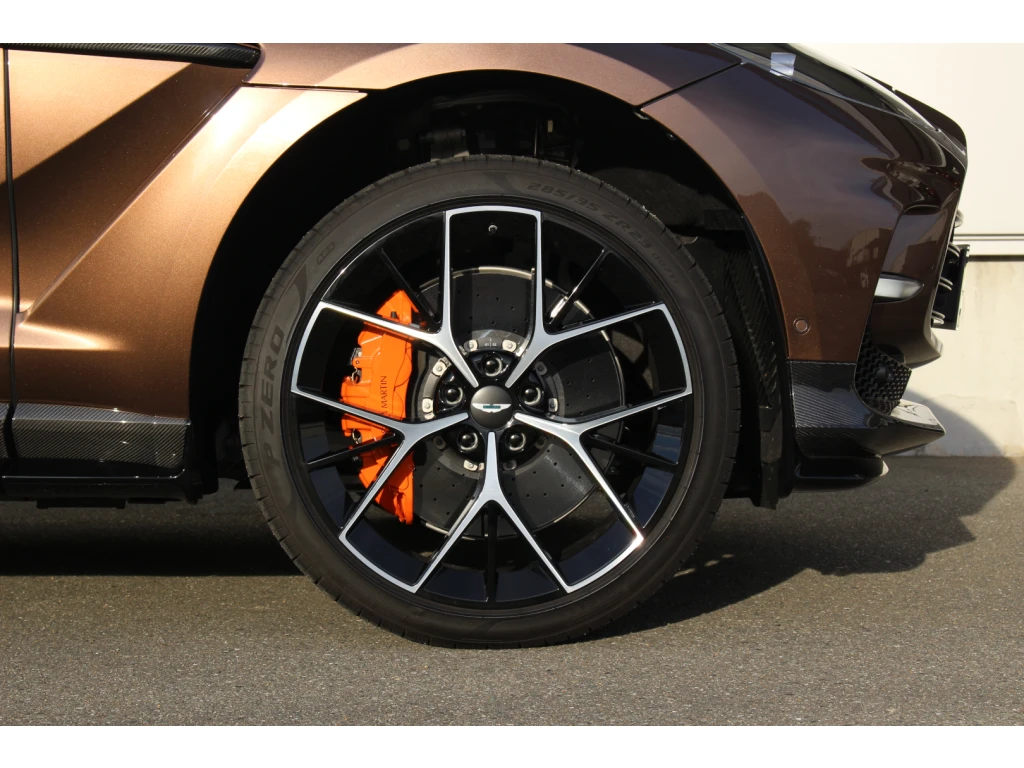 2025 DBX 707 SUV thumbnail vehicle image 3
