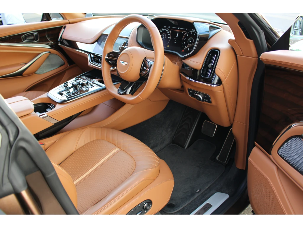 2025 DBX 707 SUV thumbnail vehicle image 2