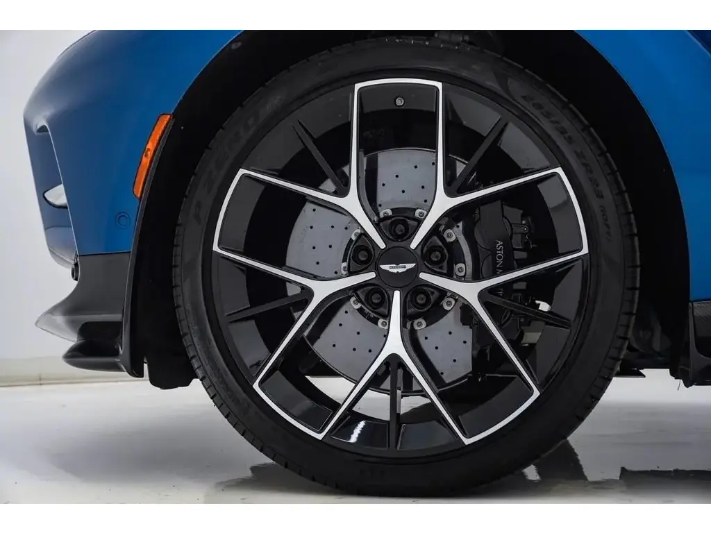 2025 DBX 707 SUV thumbnail vehicle image 3