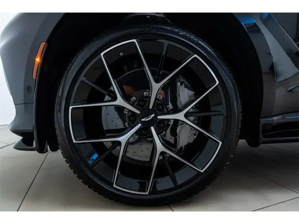 2025 DBX 707 SUV thumbnail vehicle image 3