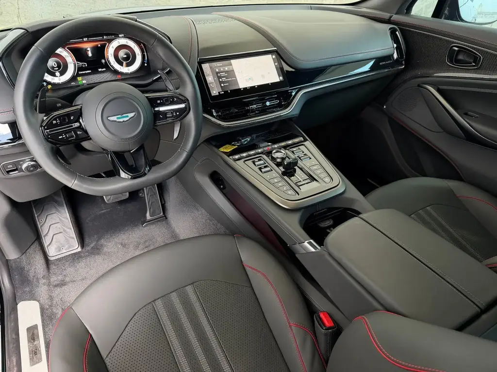 2025 DBX 707 SUV thumbnail vehicle image 2