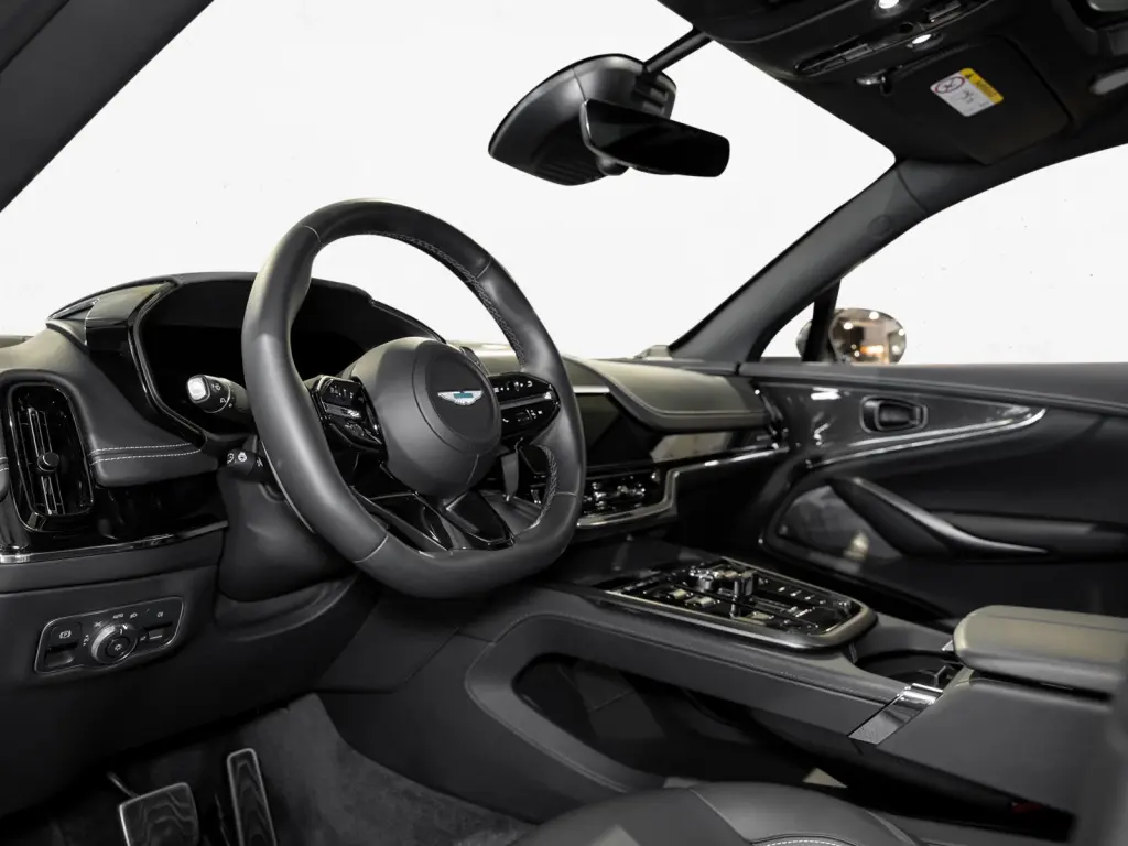 2025 DBX 707 SUV thumbnail vehicle image 2