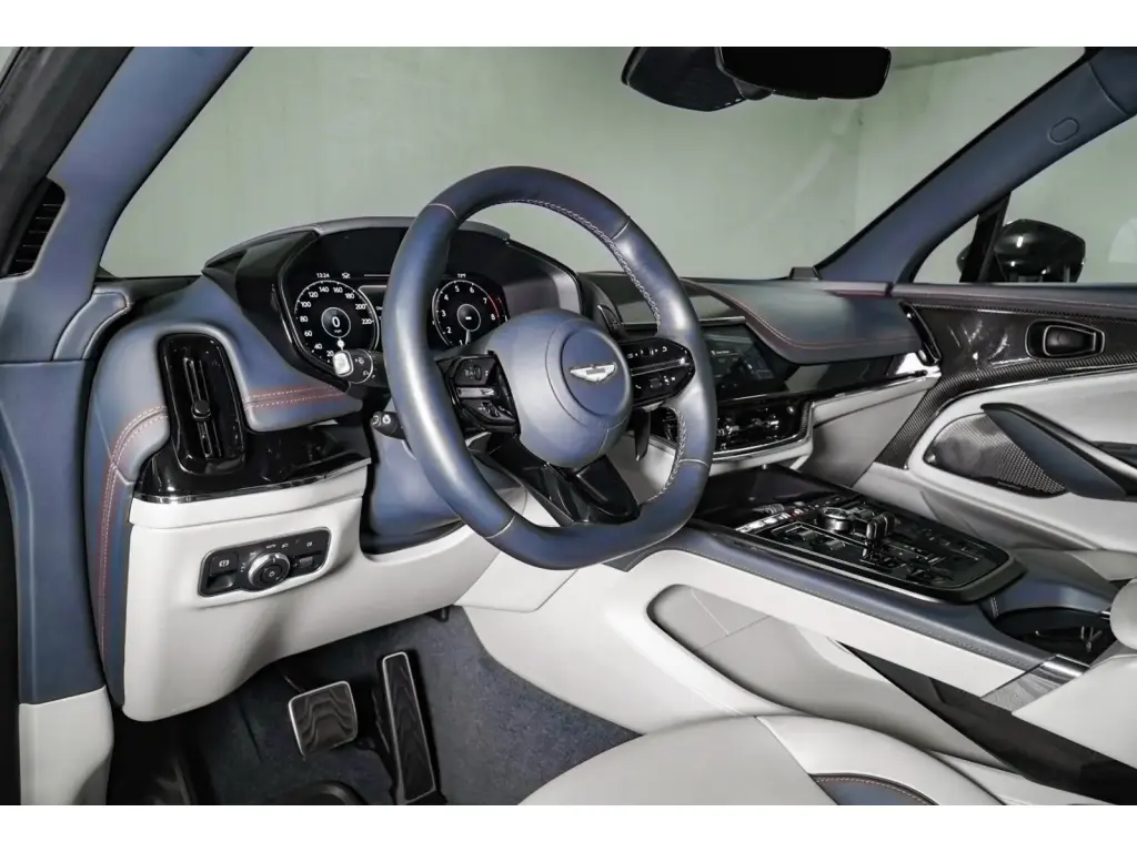 2025 DBX 707 SUV thumbnail vehicle image 2