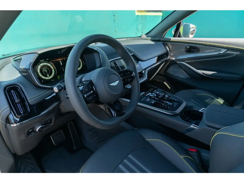 2025 DBX 707 SUV thumbnail vehicle image 2