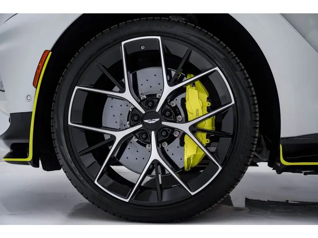 2025 DBX 707 SUV thumbnail vehicle image 3