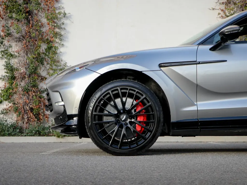 2025 DBX 707 SUV thumbnail vehicle image 3