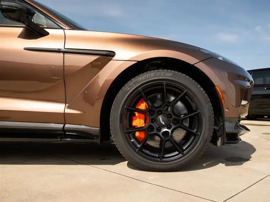 2025 DBX 707 SUV thumbnail vehicle image 3