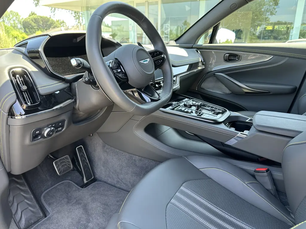 2025 DBX 707 SUV thumbnail vehicle image 2