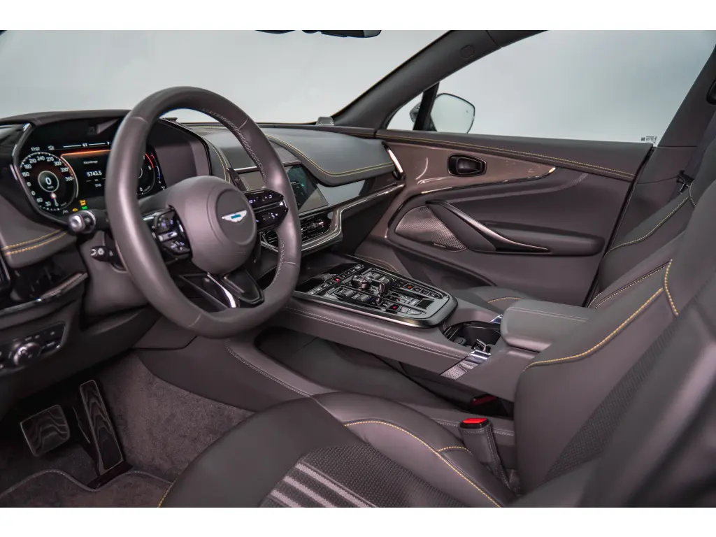 2025 DBX 707 SUV thumbnail vehicle image 2