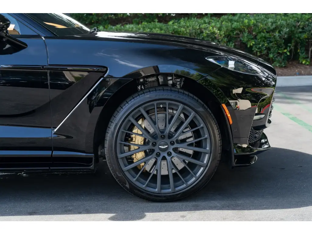 2025 DBX 707 SUV thumbnail vehicle image 3