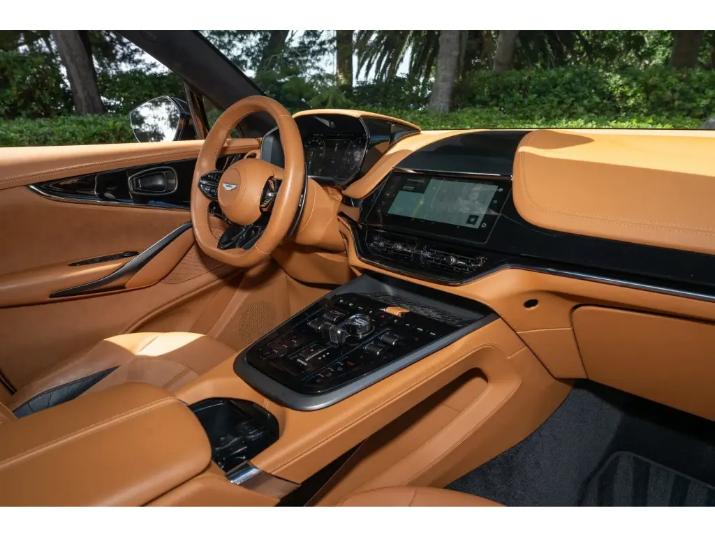 2025 DBX 707 SUV thumbnail vehicle image 2