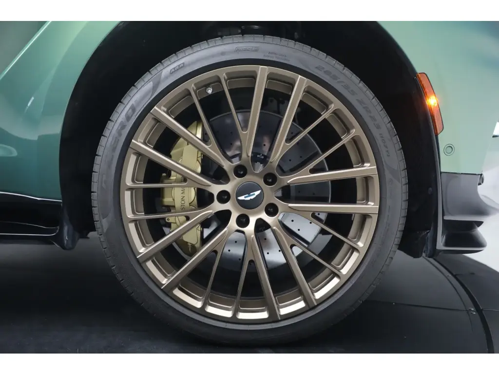 2025 DBX 707 SUV thumbnail vehicle image 3