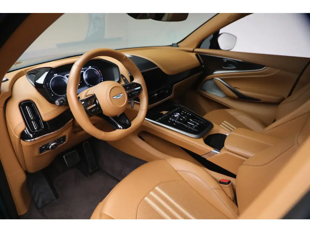 2025 DBX 707 SUV thumbnail vehicle image 2