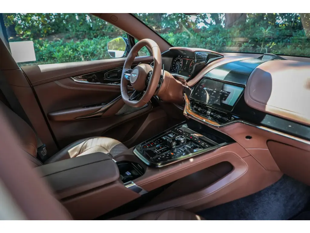 2025 DBX 707 SUV thumbnail vehicle image 2