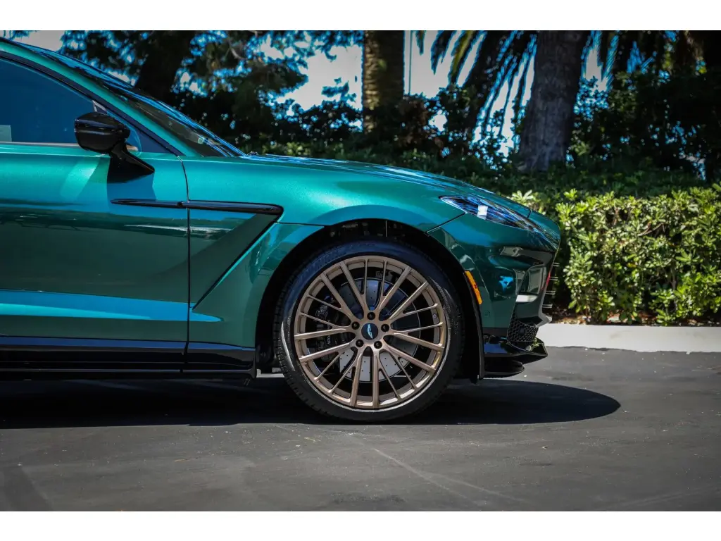 2025 DBX 707 SUV thumbnail vehicle image 3