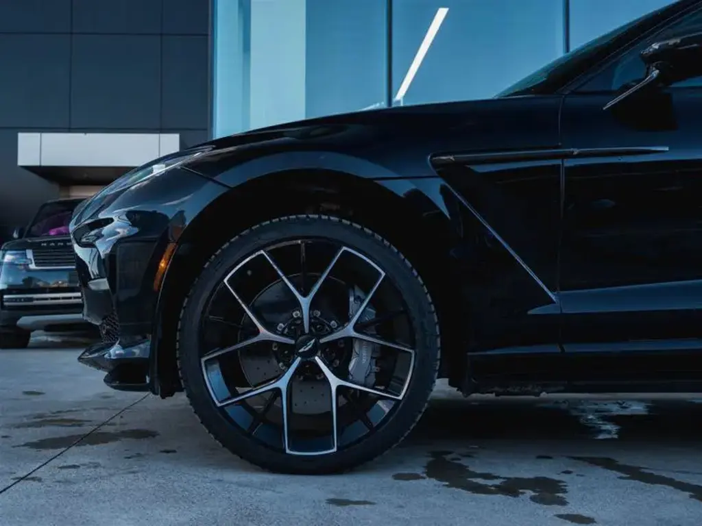 2025 DBX 707 SUV thumbnail vehicle image 3