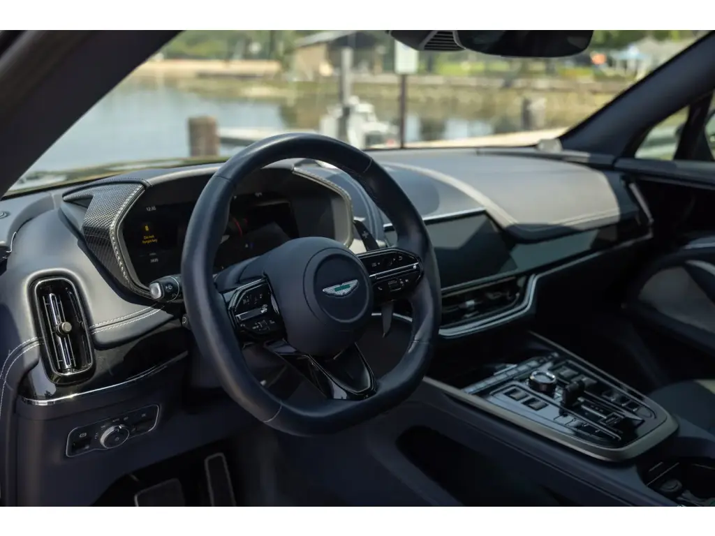 2025 DBX 707 SUV thumbnail vehicle image 2