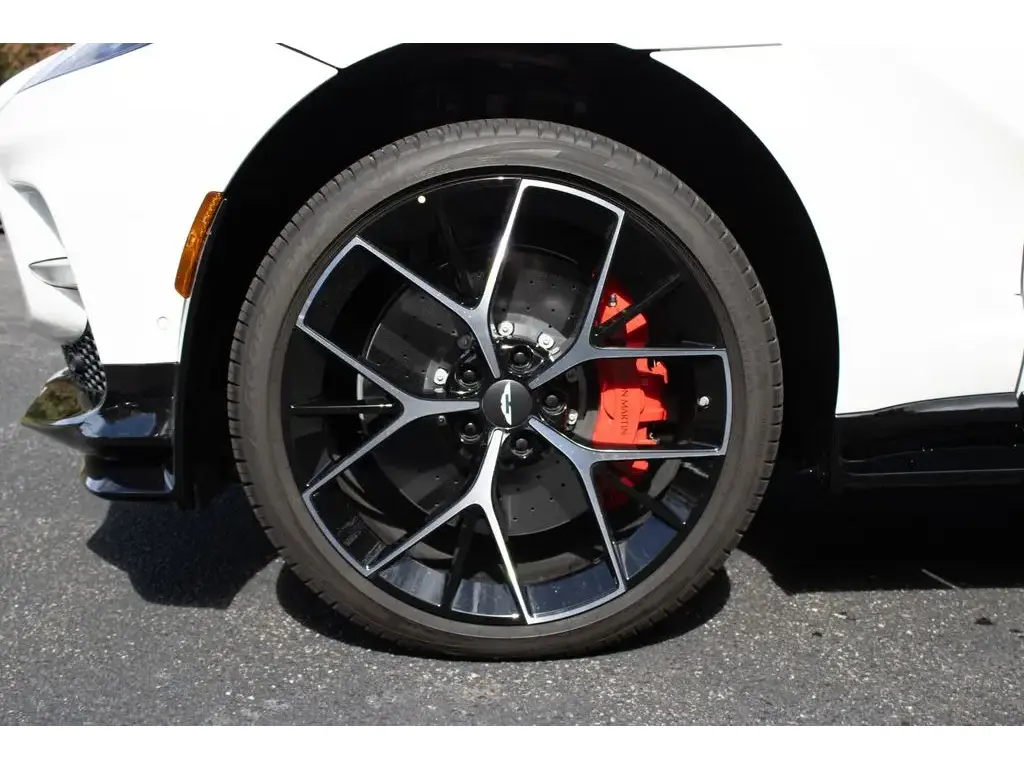 2025 DBX 707 SUV thumbnail vehicle image 3