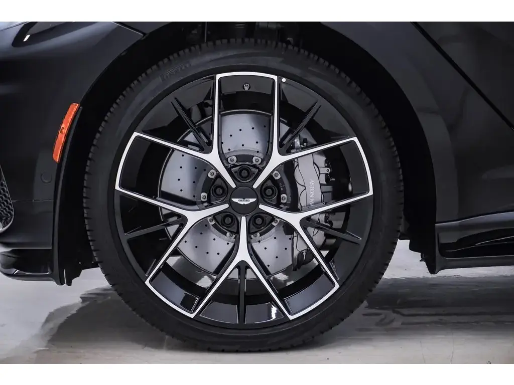 2025 DBX 707 SUV thumbnail vehicle image 3