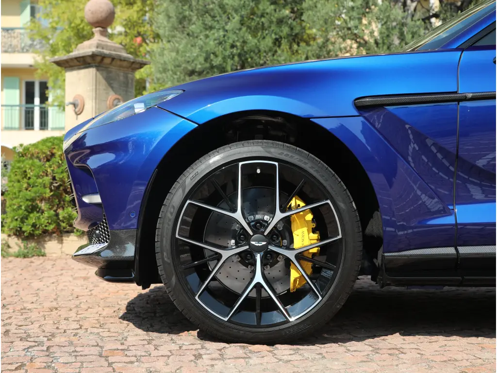 2025 DBX 707 SUV thumbnail vehicle image 3