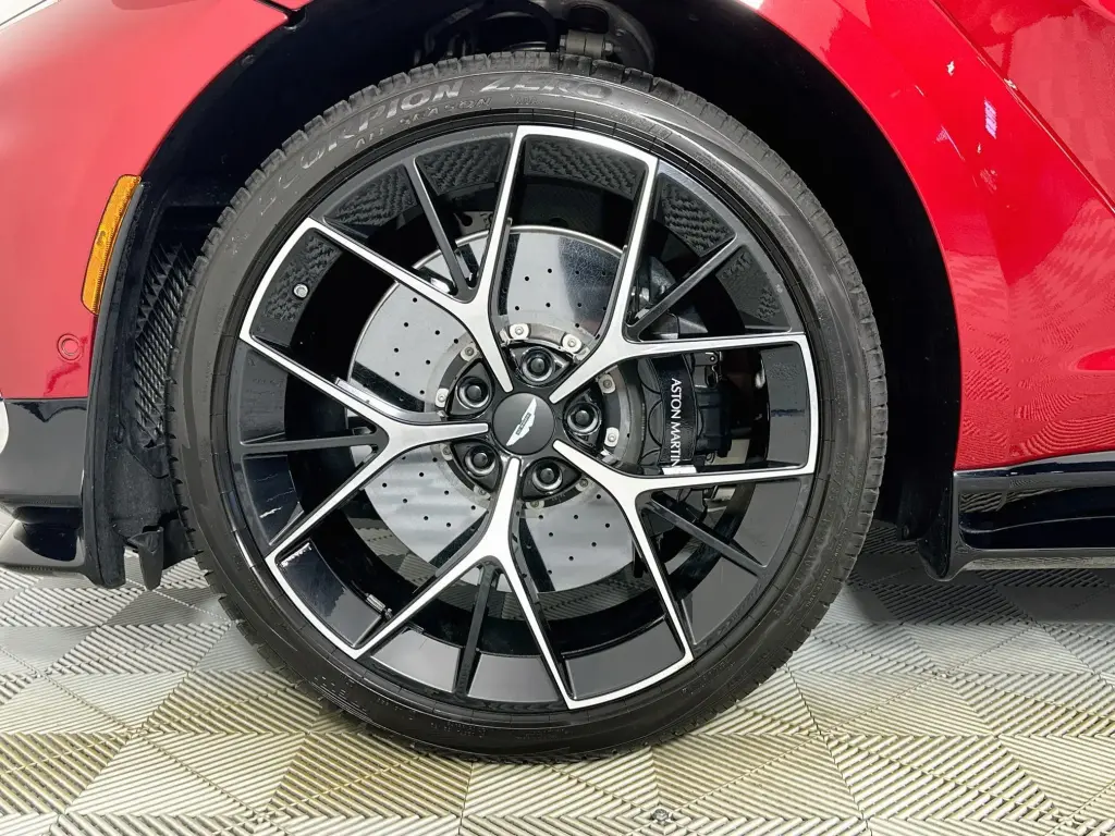 2025 DBX 707 SUV thumbnail vehicle image 3
