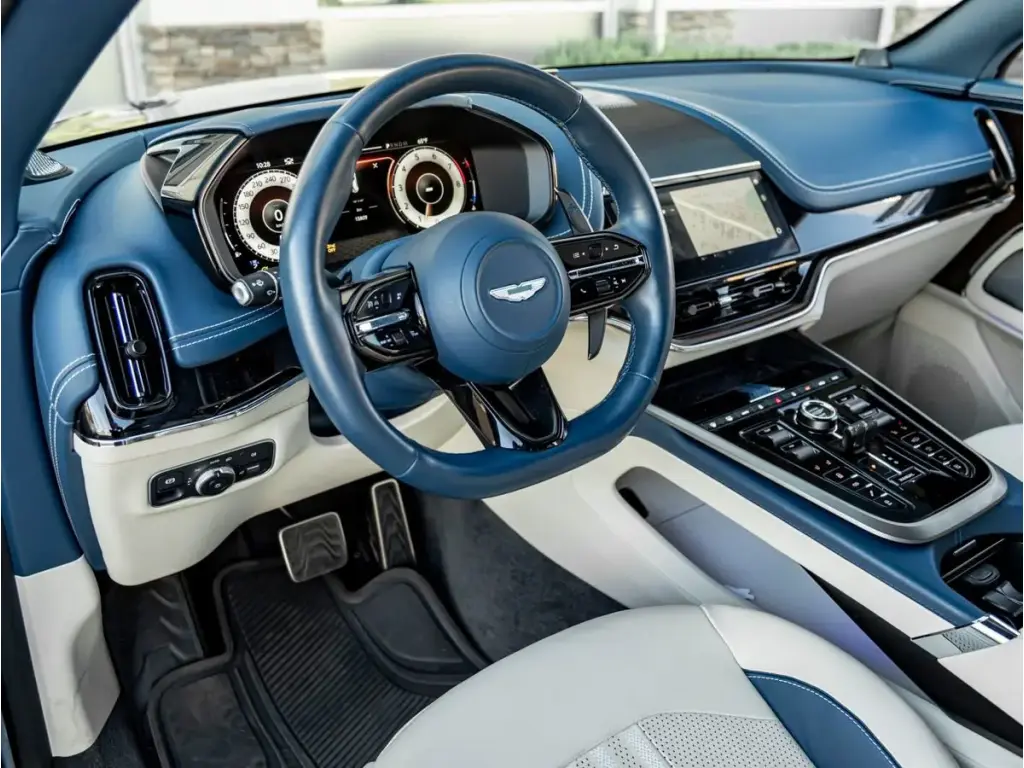 2025 DBX 707 SUV thumbnail vehicle image 2