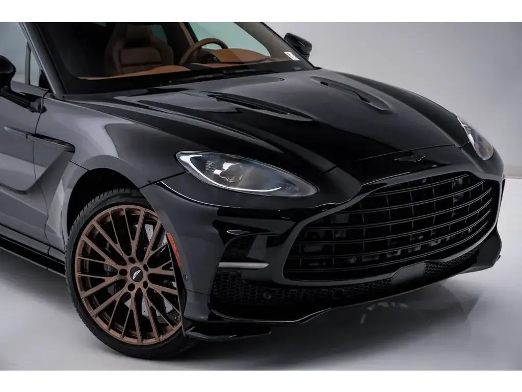 2025 DBX 707 SUV thumbnail vehicle image 3