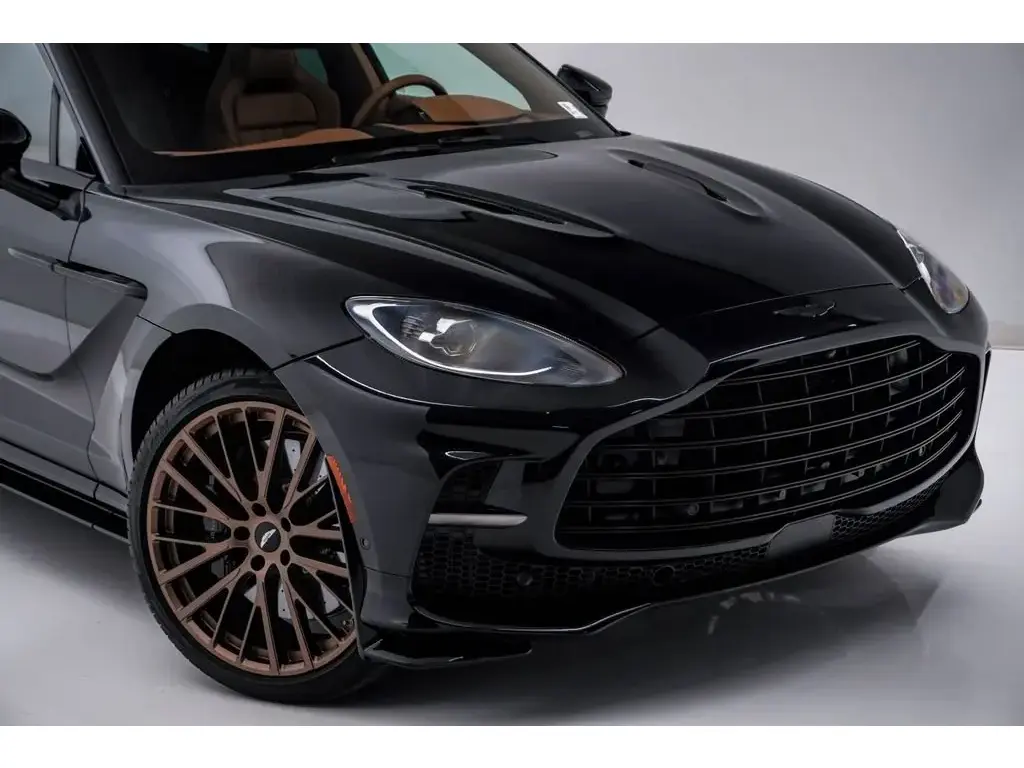 2025 DBX 707 SUV thumbnail vehicle image 3