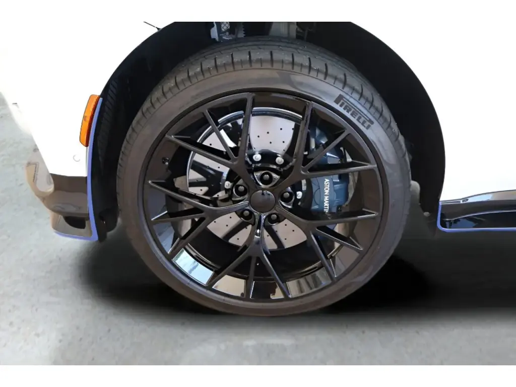 2025 DBX 707 SUV thumbnail vehicle image 3