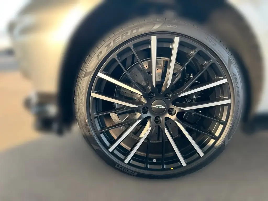 2025 DBX 707 SUV thumbnail vehicle image 3