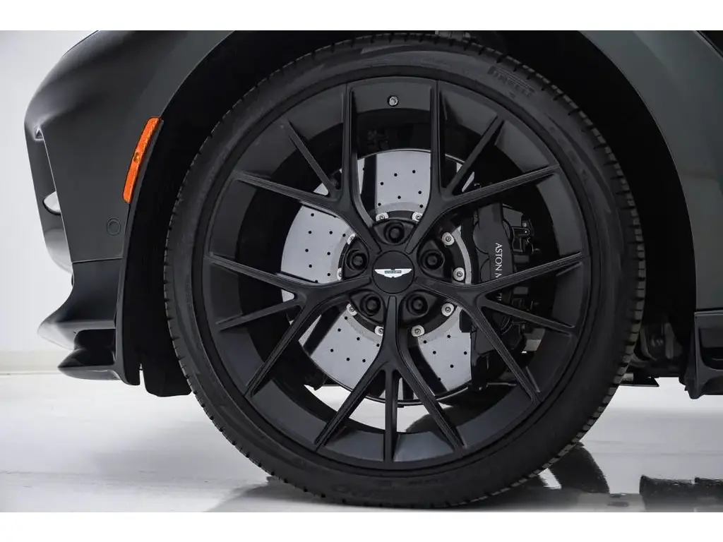 2025 DBX 707 SUV thumbnail vehicle image 3