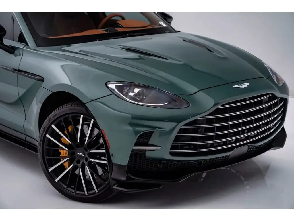 2025 DBX 707 SUV thumbnail vehicle image 3